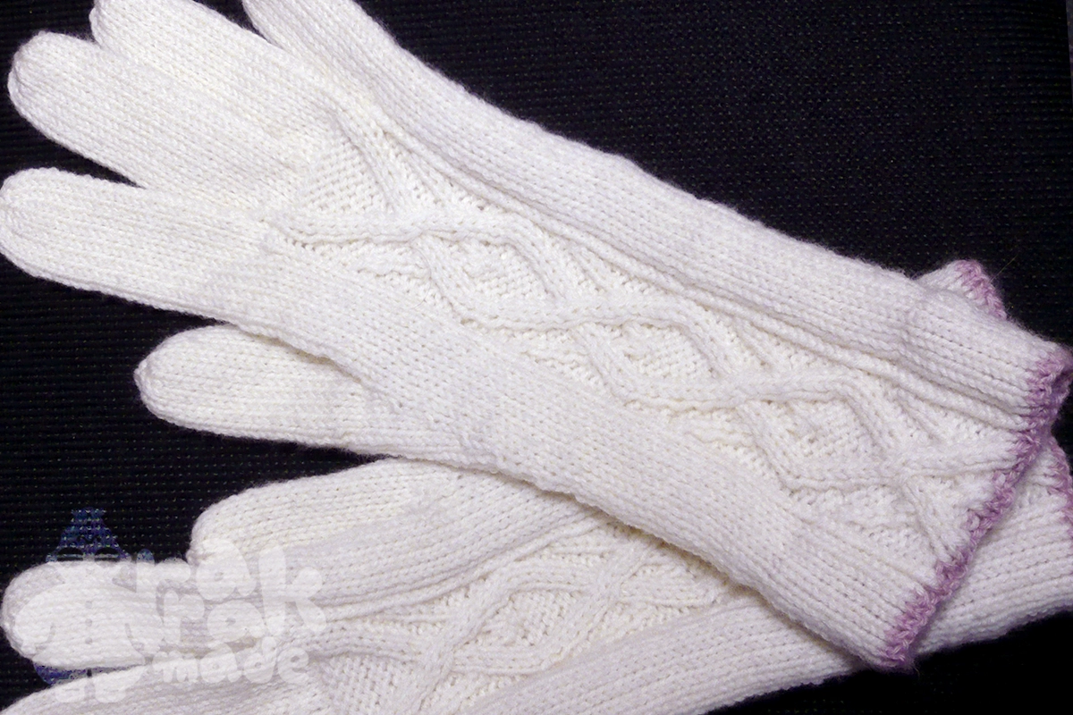 合太糸で編む縄編み模様の婦人用手袋の編み方と無料編み図・輪針使用 