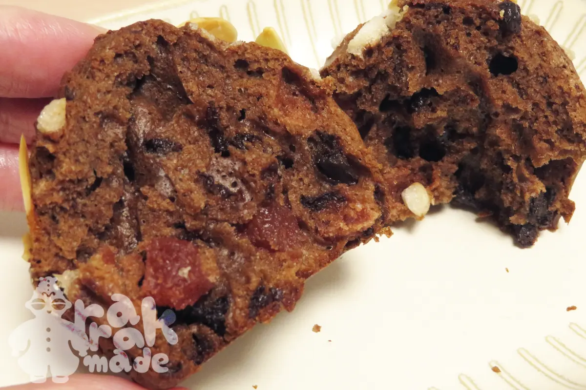 いちごチョコマフィンを割ったところ