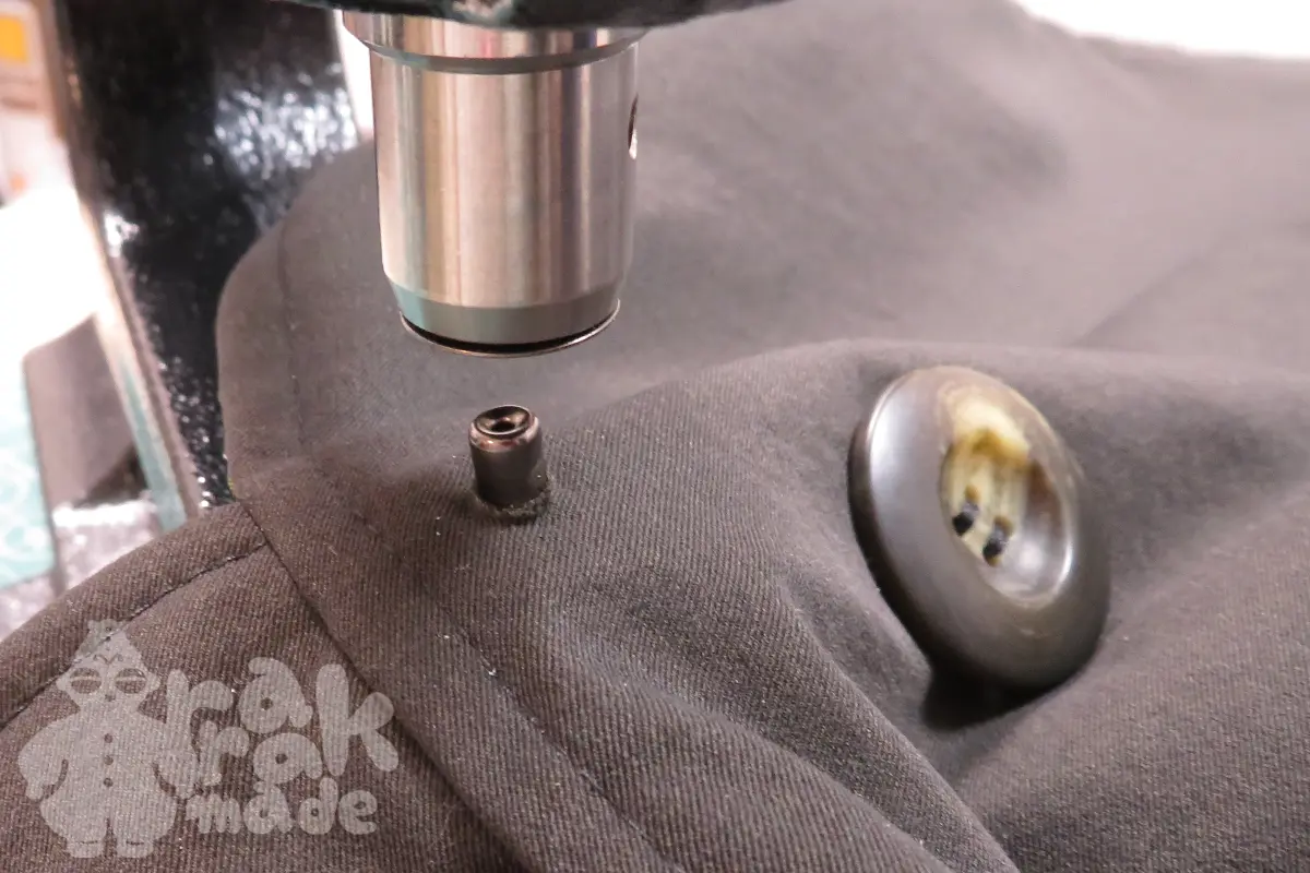 ハンドプレス機でバネホックを打ち込む所