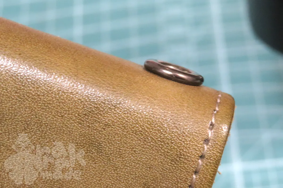 スマホカバーにハトメを打ったできあがり