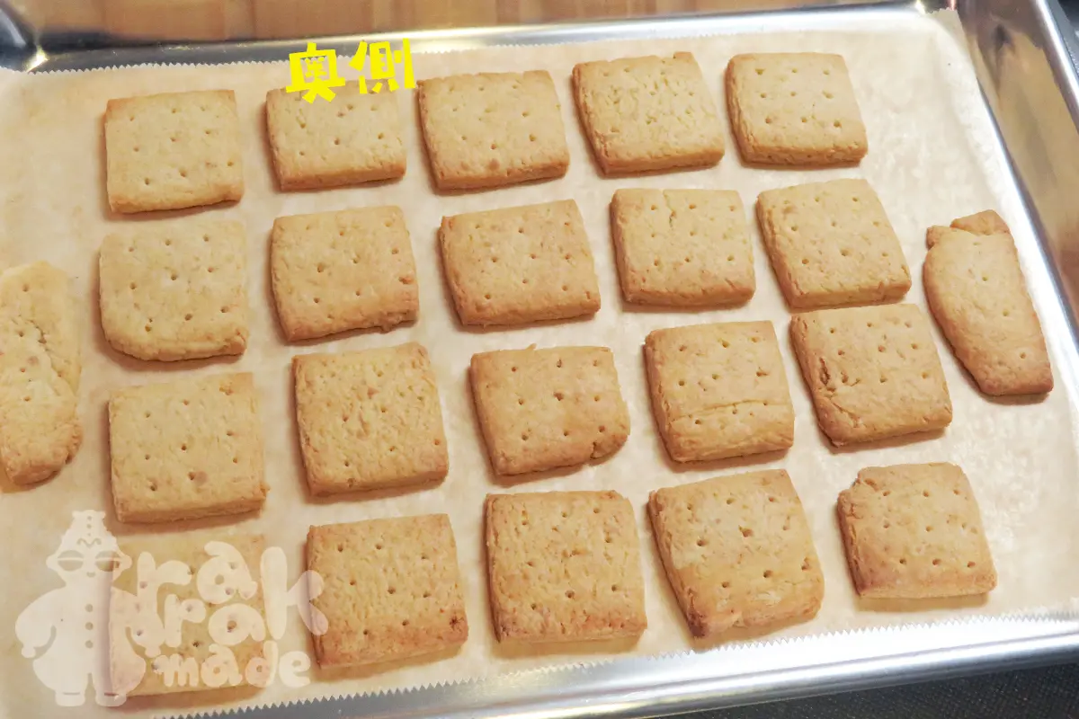 焼き上がったビスケット