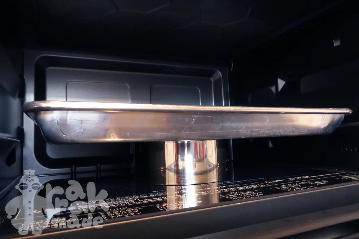 ビストロ庫内。セルクルの上にベーキングトレイを乗せたところ