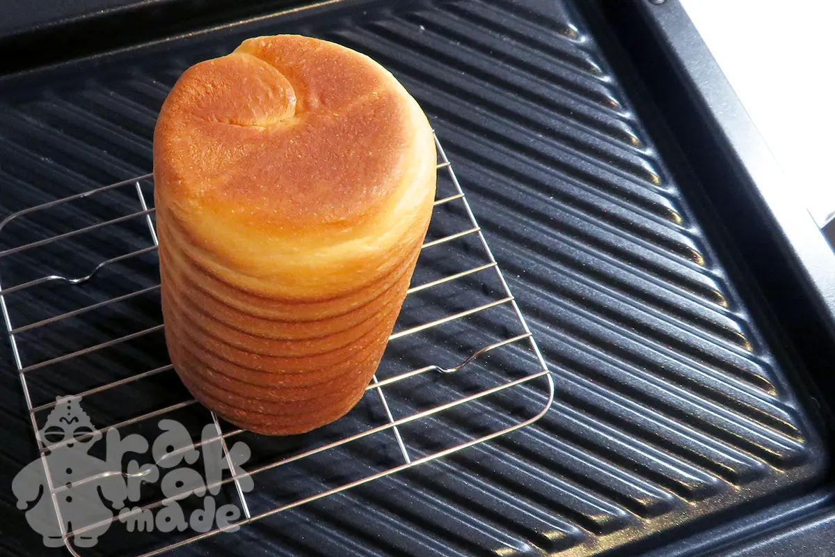 ラウンド食パンをオーブンから取りだした後、立てて冷ますところ